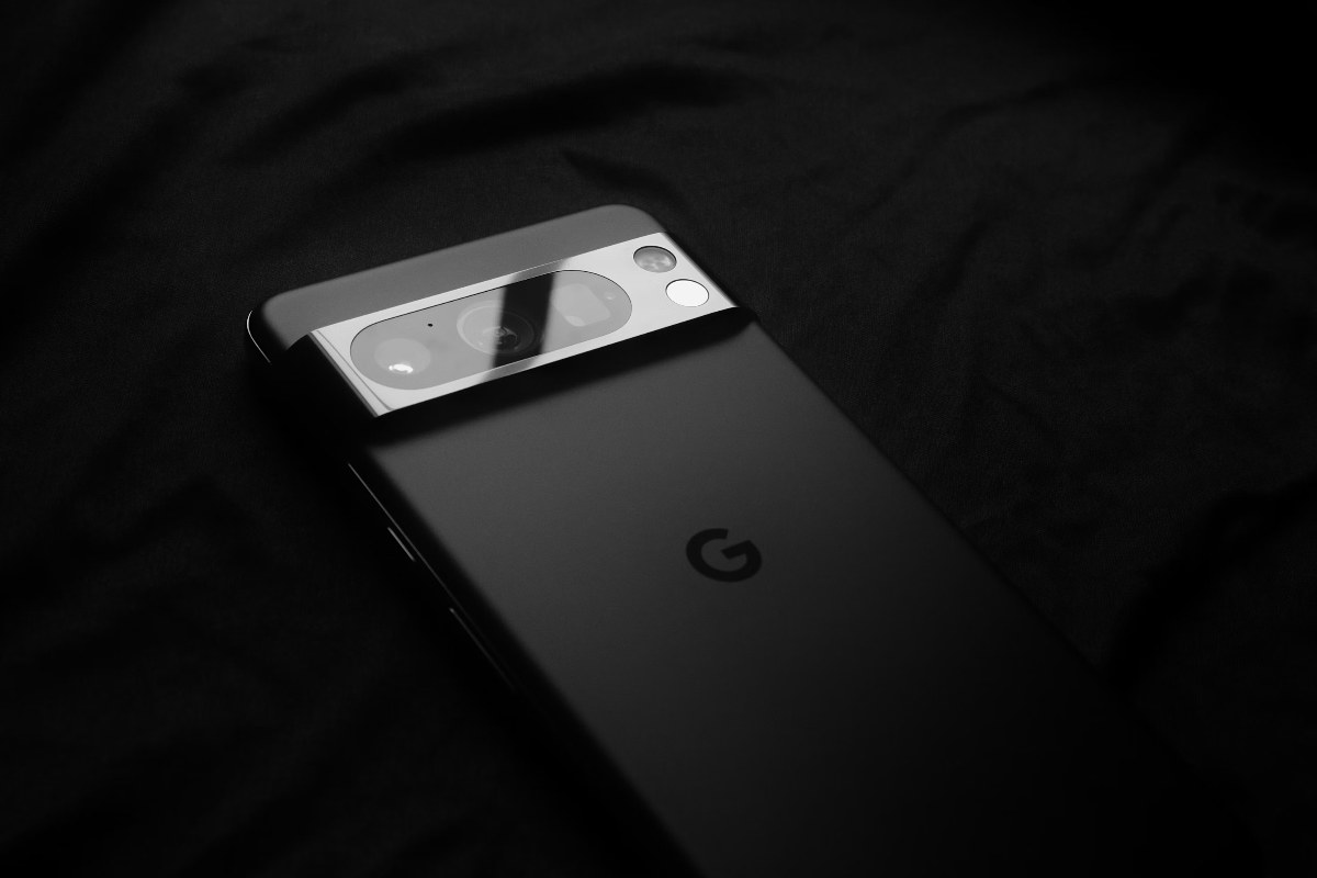 Google Pixel 8 Pro e sfondo nero