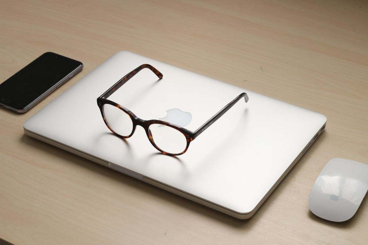 occhiali su laptop