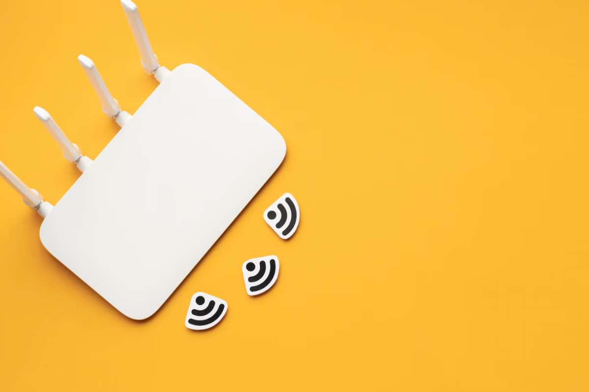 un router con dei segnali su sfondo giallo