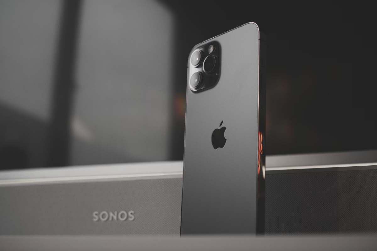 una soundbar con un iphone davanti