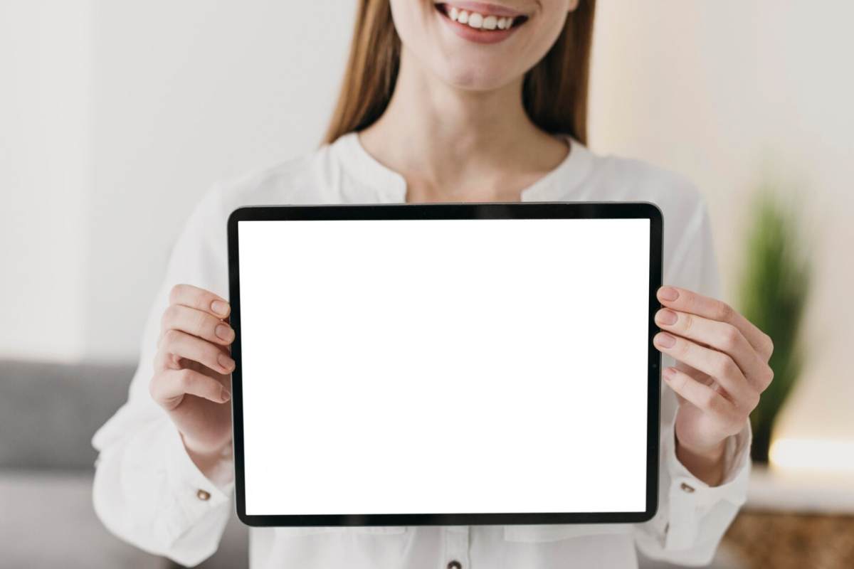 una ragazza tiene in mano un tablet