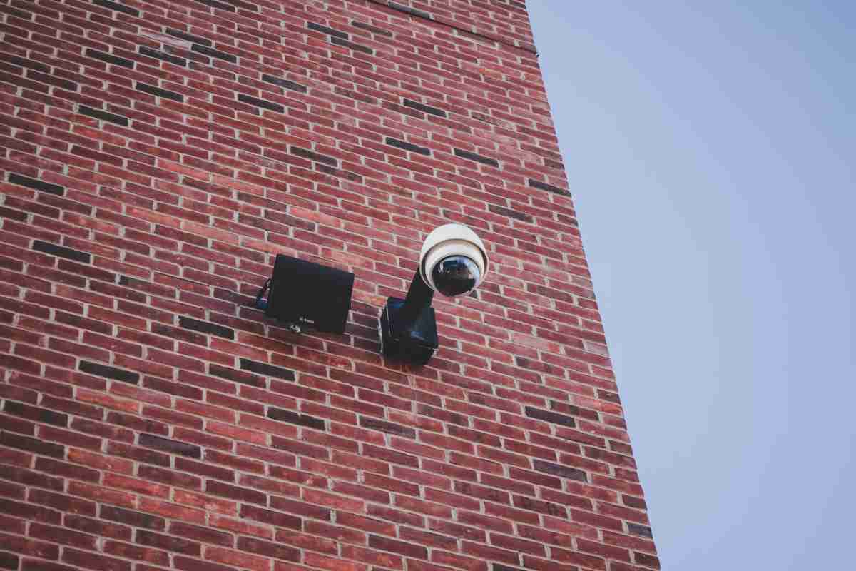 Una telecamera sul muro in esterno