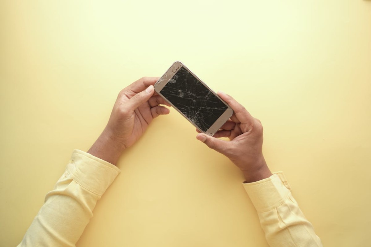 Cellulare con display spaccato
