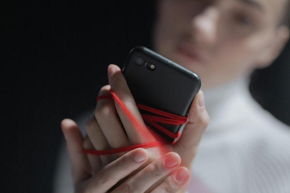 Smartphone legato alla mano