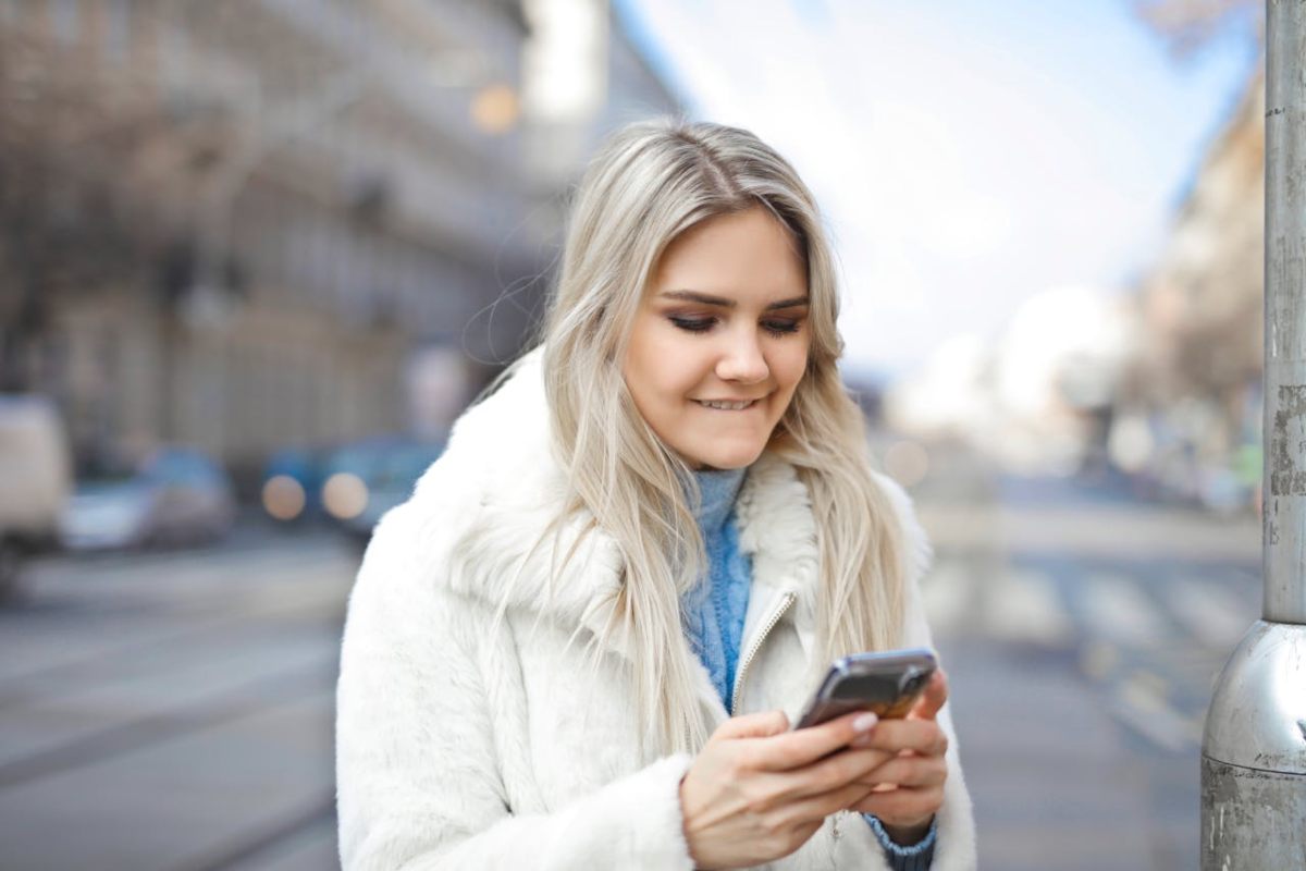 Ragazza che guarda lo smartphone