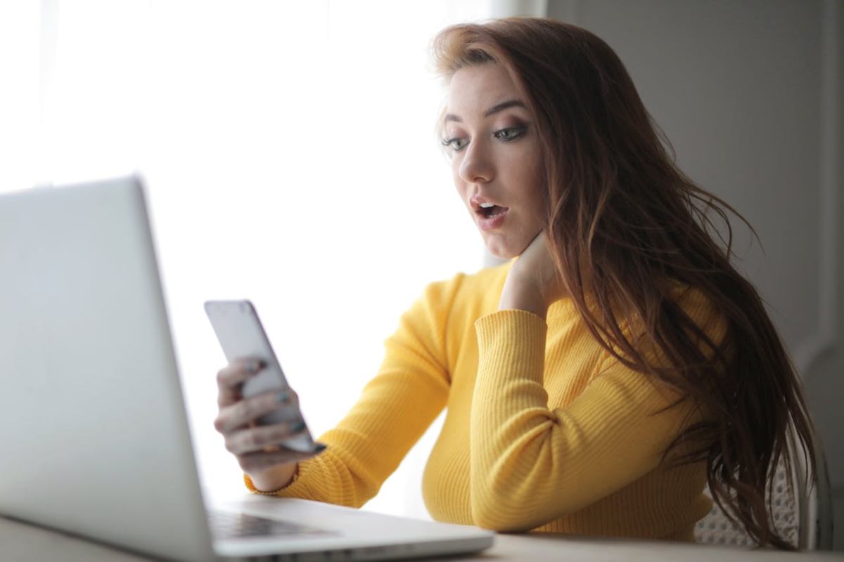Ragazza che guarda lo smartphone