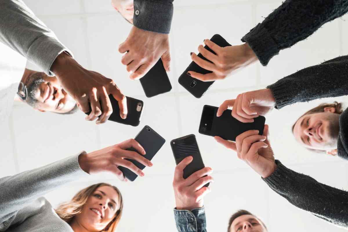 Sei persone con uno smartphone in mano