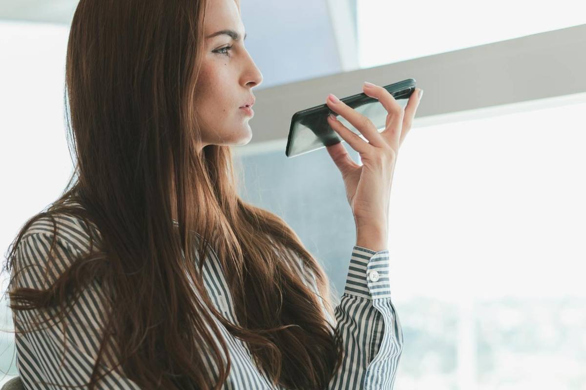 Ragazza che parla al telefono