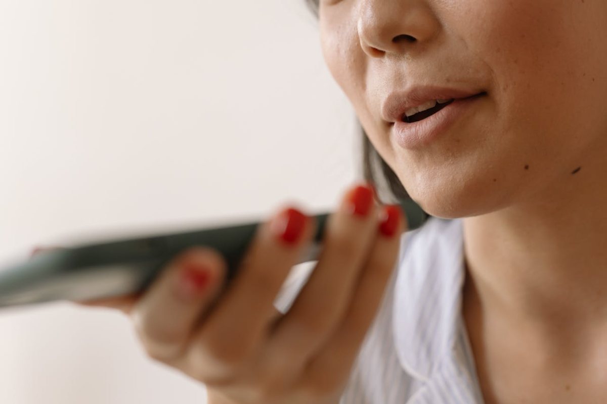 Ragazza che parla al telefono