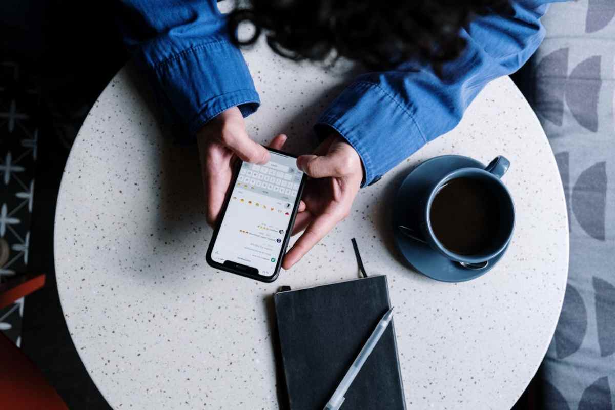 Ragazza su WhatsApp da smartphone