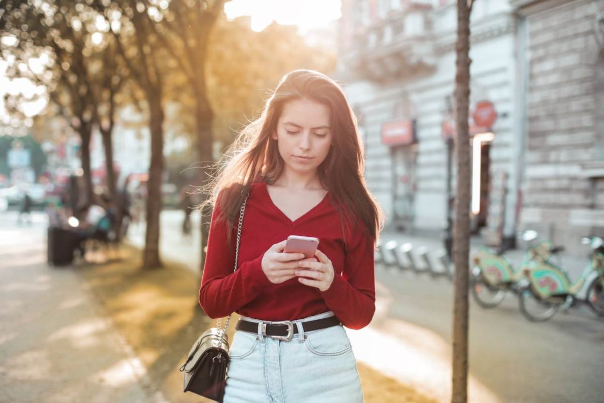 Ragazza allo smartphone