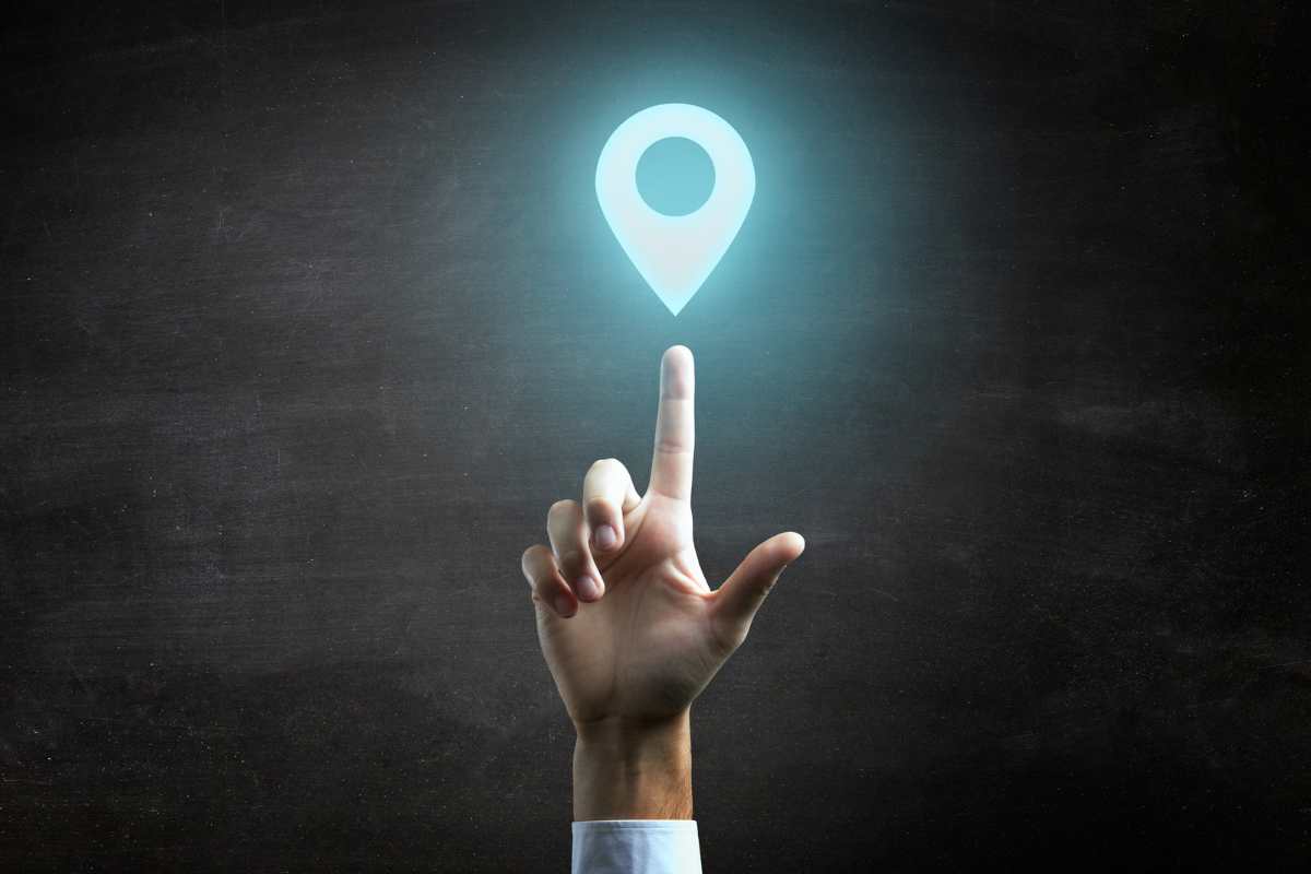 dito indica icona della posizione di geolocalizzazione