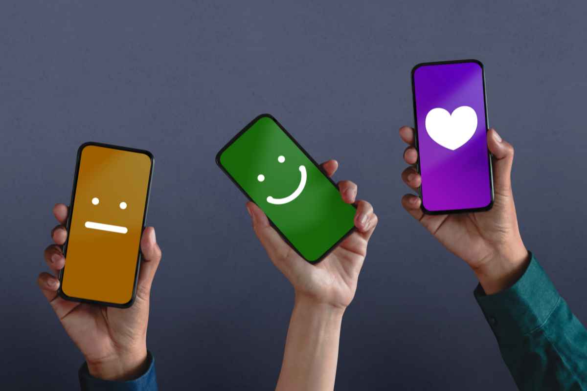 mani con smartphone con icone di feedback