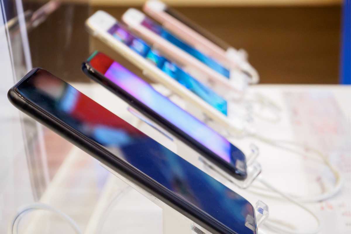 tanti smartphone in vendita in un negozio