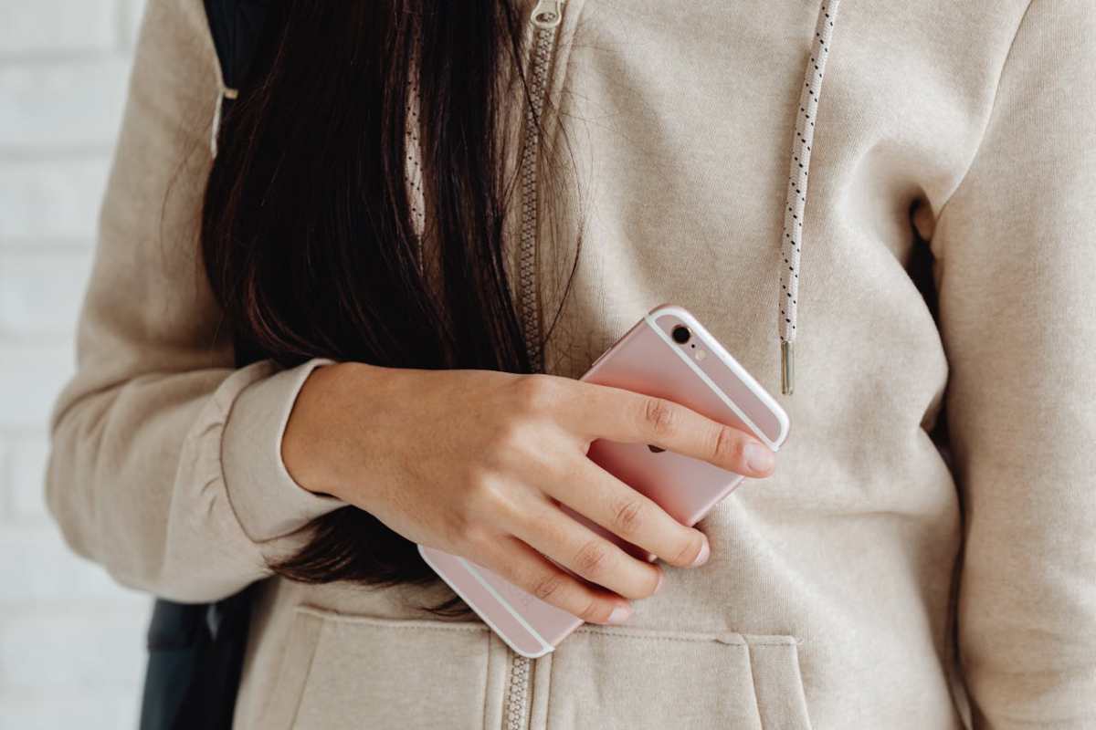 Ragazza con iPhone in mano