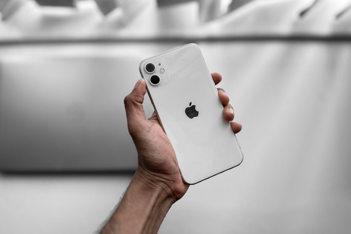 iPhone in mano