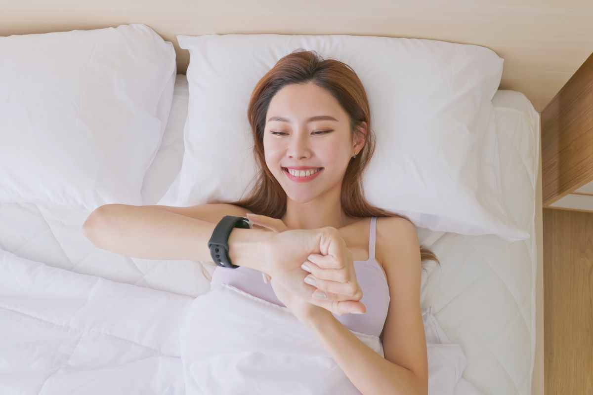 Donna guarda smartwatch