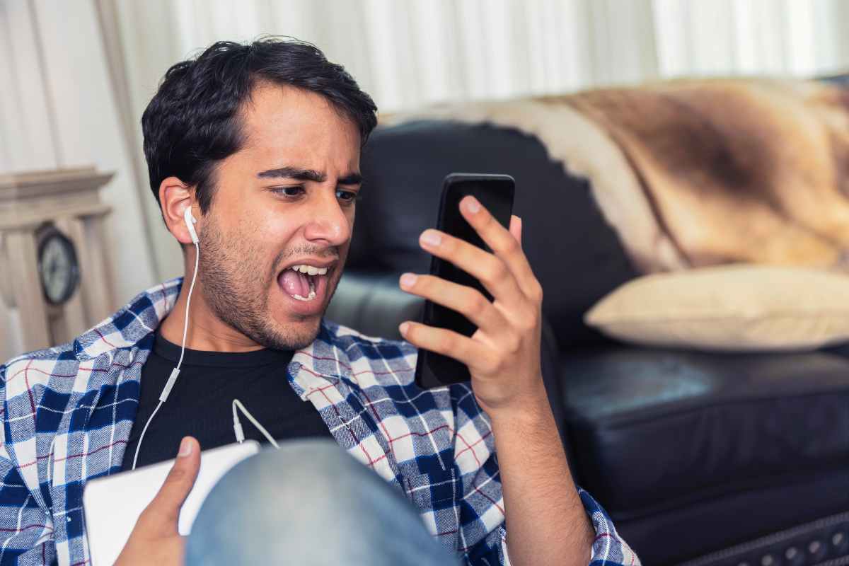 Persona urla al telefono 