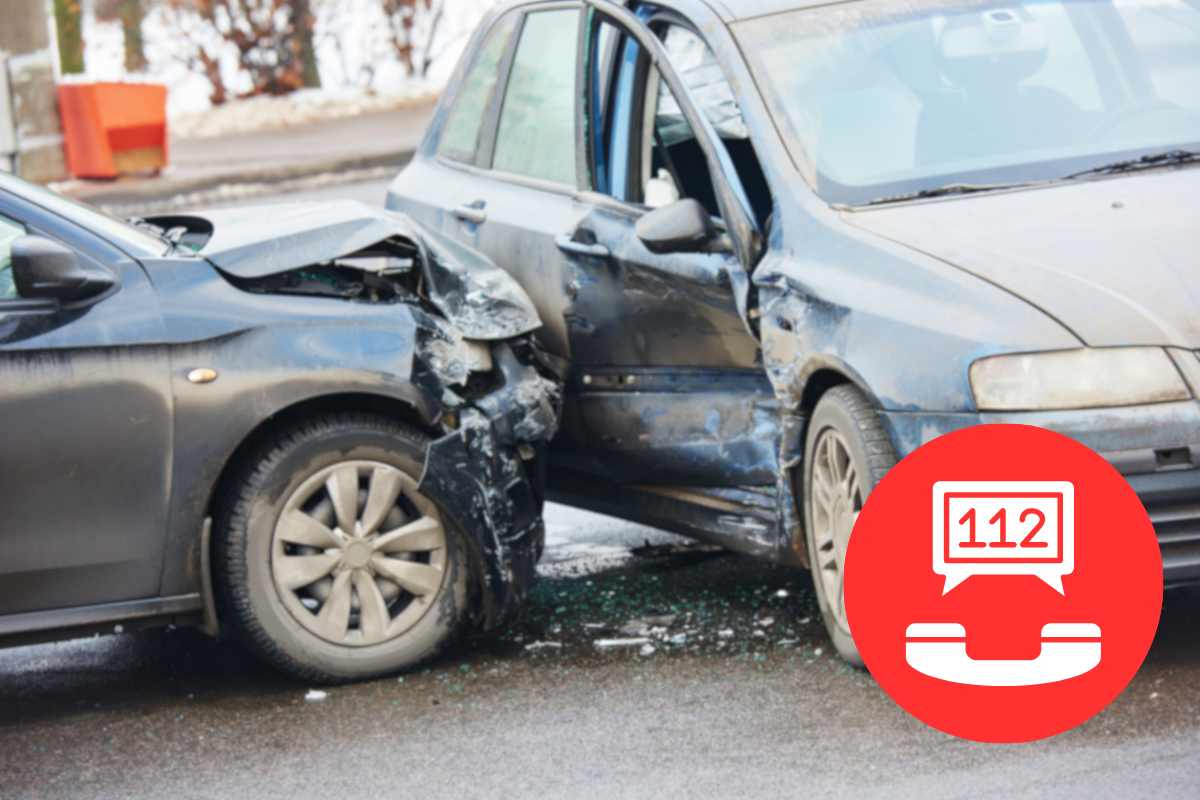 Schiato tra due macchine