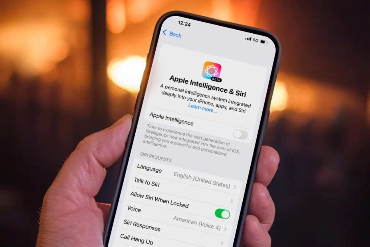iPhone con Siri e aggiornamento apple intelligence