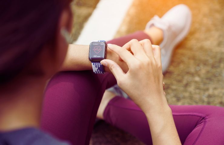 ragazza che controlla il battito cardiaco sul suo Apple Watch