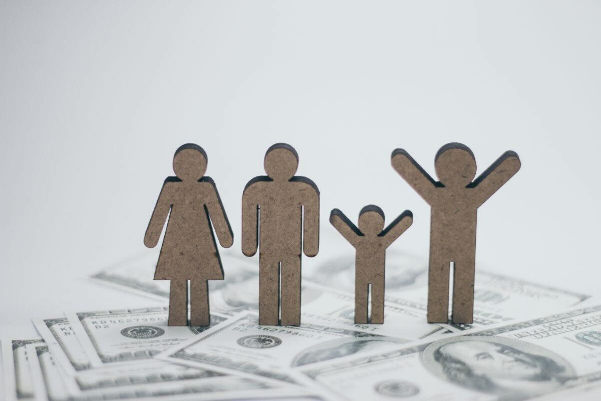 Omini, mamma, papà e due più piccoli su banconote dollaro