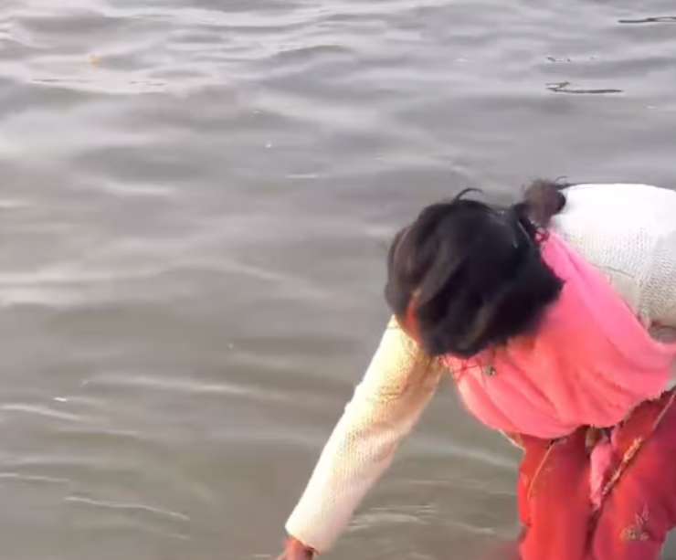 ragazza mette smartphone in acqua
