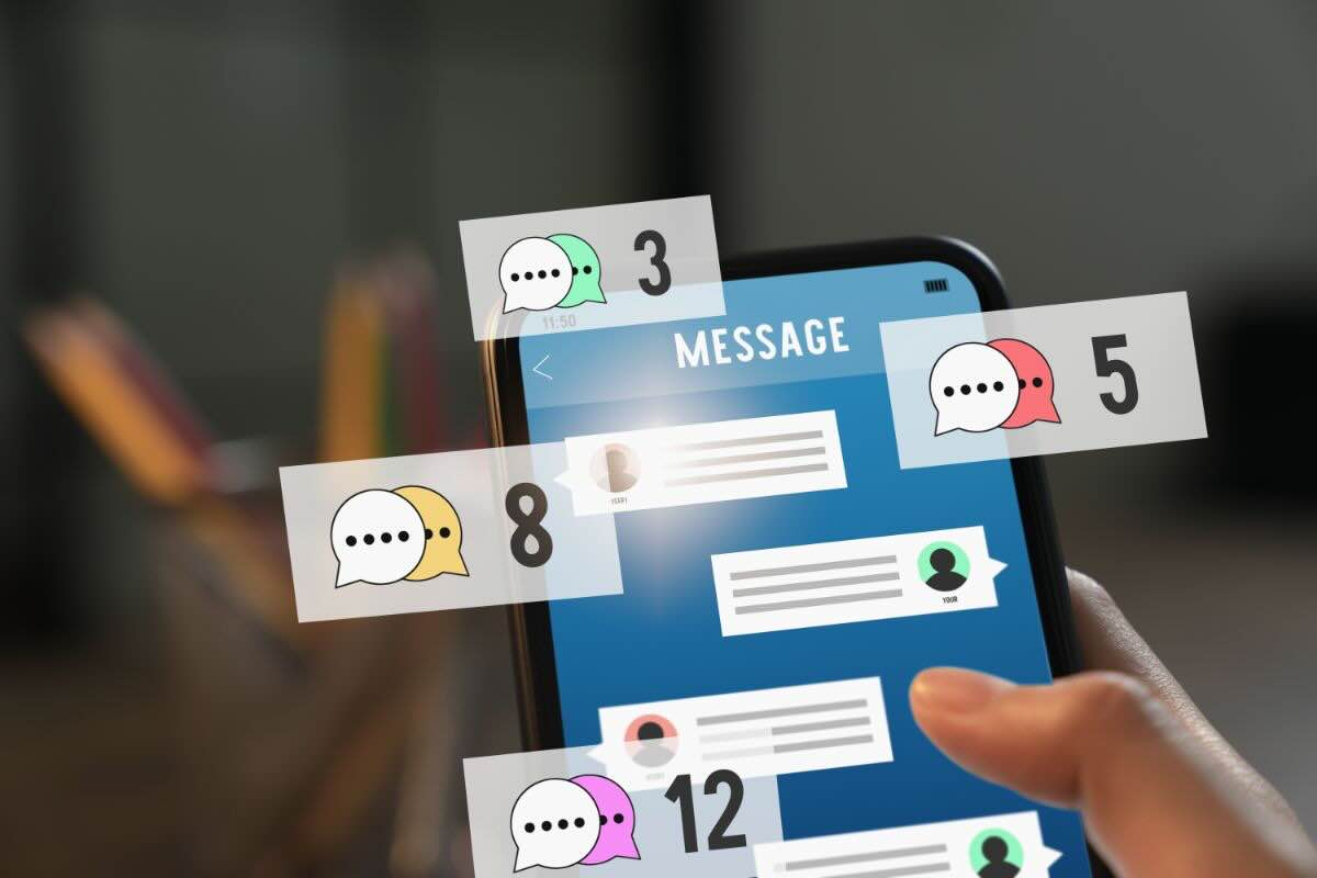 Smartphone con vignette messaggi e numeri