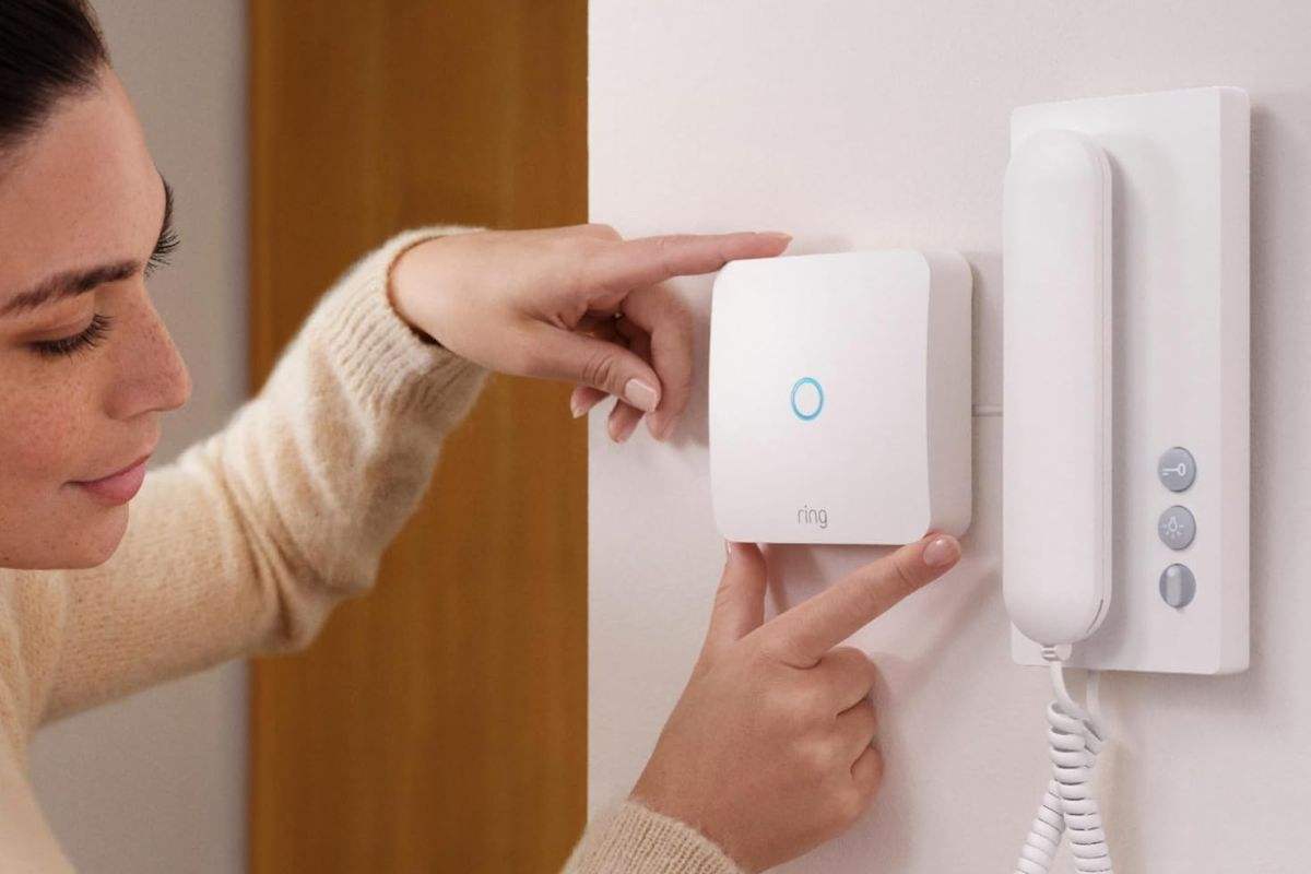 donna installa citofono smart