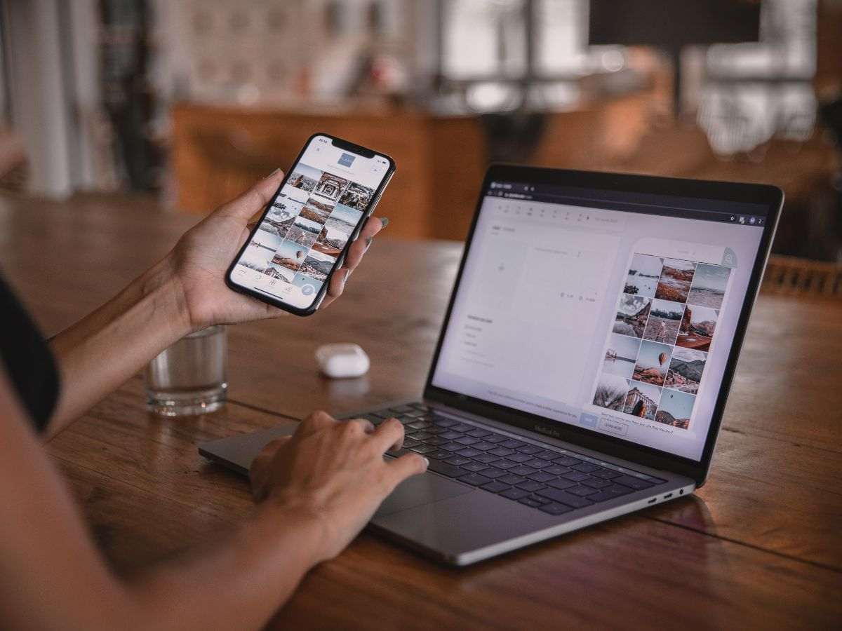 persona che utilizza lo smartphone e il PC contemporaneamente