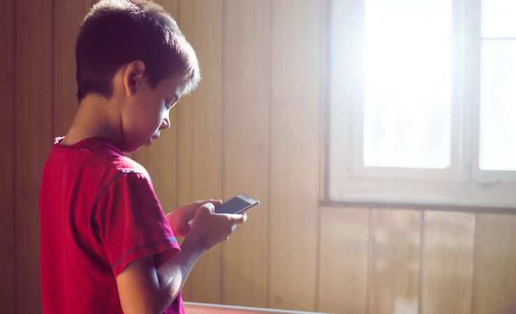 bimbo allo smartphone