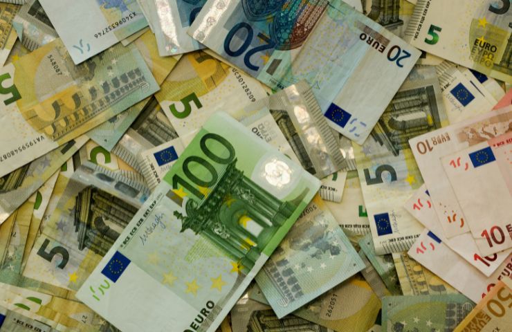diverse banconote di euro
