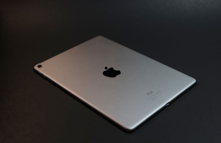 iPad capovolto su un piano orizzontale