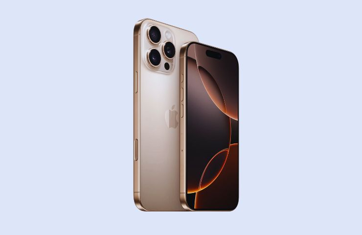 iPhone 16 Pro su sfondo celestino monocromatico