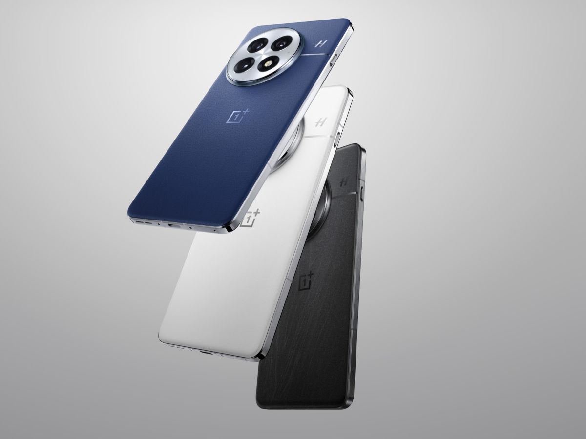 Render 3D dei One Plus 13 su sfondo grigio