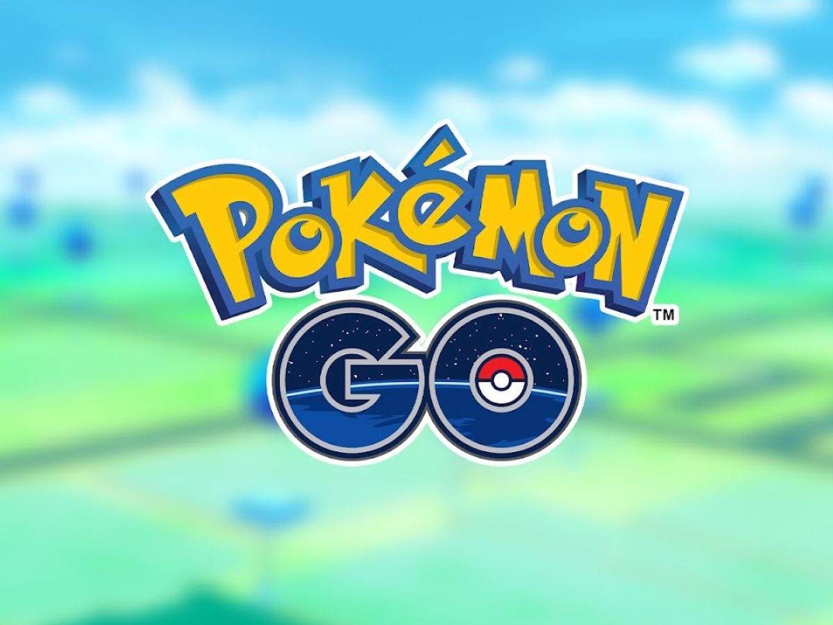 logo di Pokémon GO su sfondo sfocato del gioco