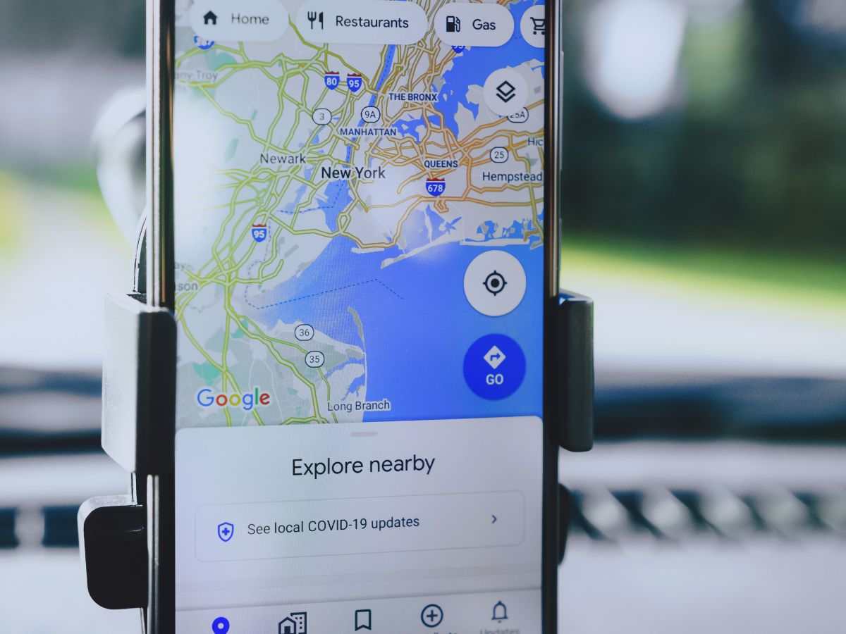 uno smartphone con maps