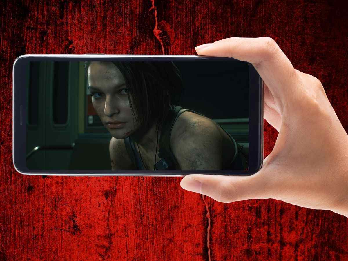 mano che tiene uno smartphone in orizzontale con Jill Valentine in Resident Evil 3 e sfondo che richiama l'horror