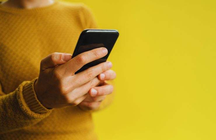 un uomo con lo smartphone in mano