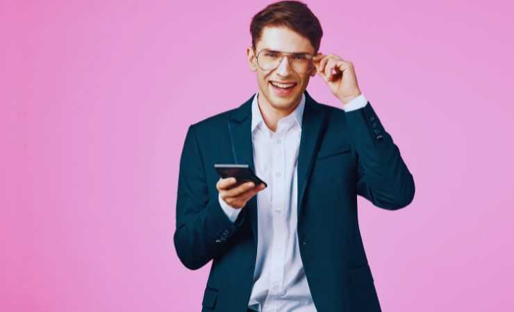 ragazzo guarda smartphone