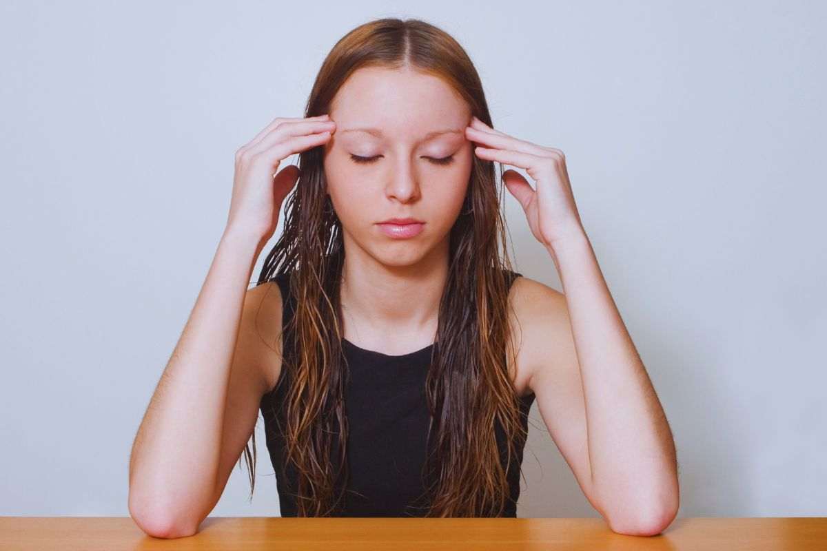 Ragazza che cerca la concentrazione