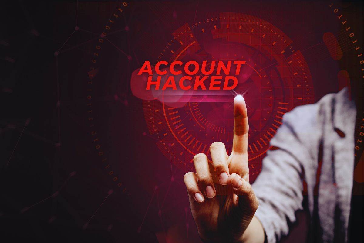 Uomo che tocca la scritta "Account Hacked"