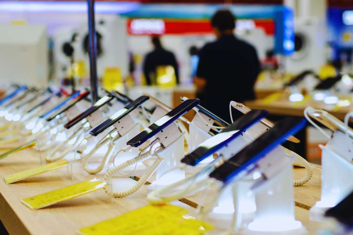 negozio di elettronica: esposizione smartphone