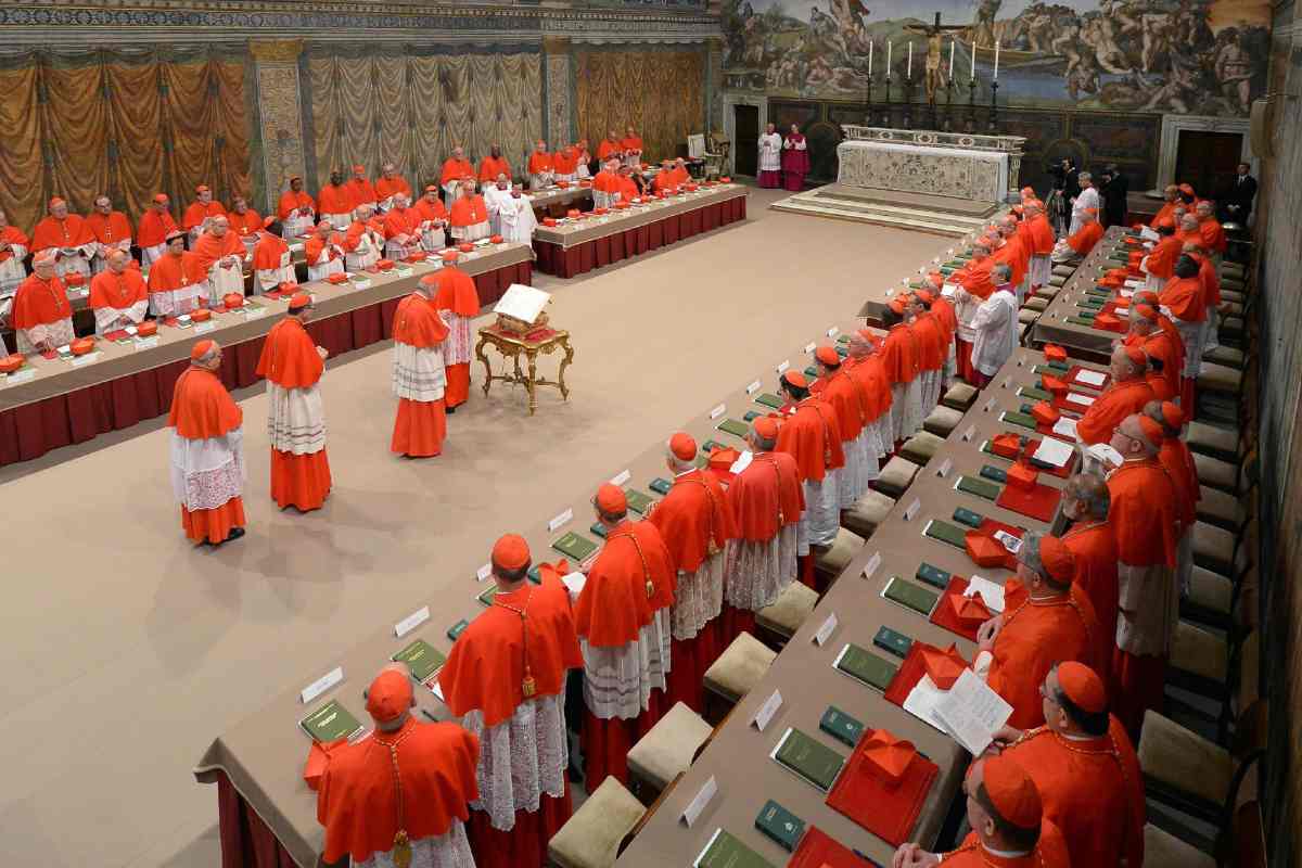 Cardinali riuniti per il conclave 