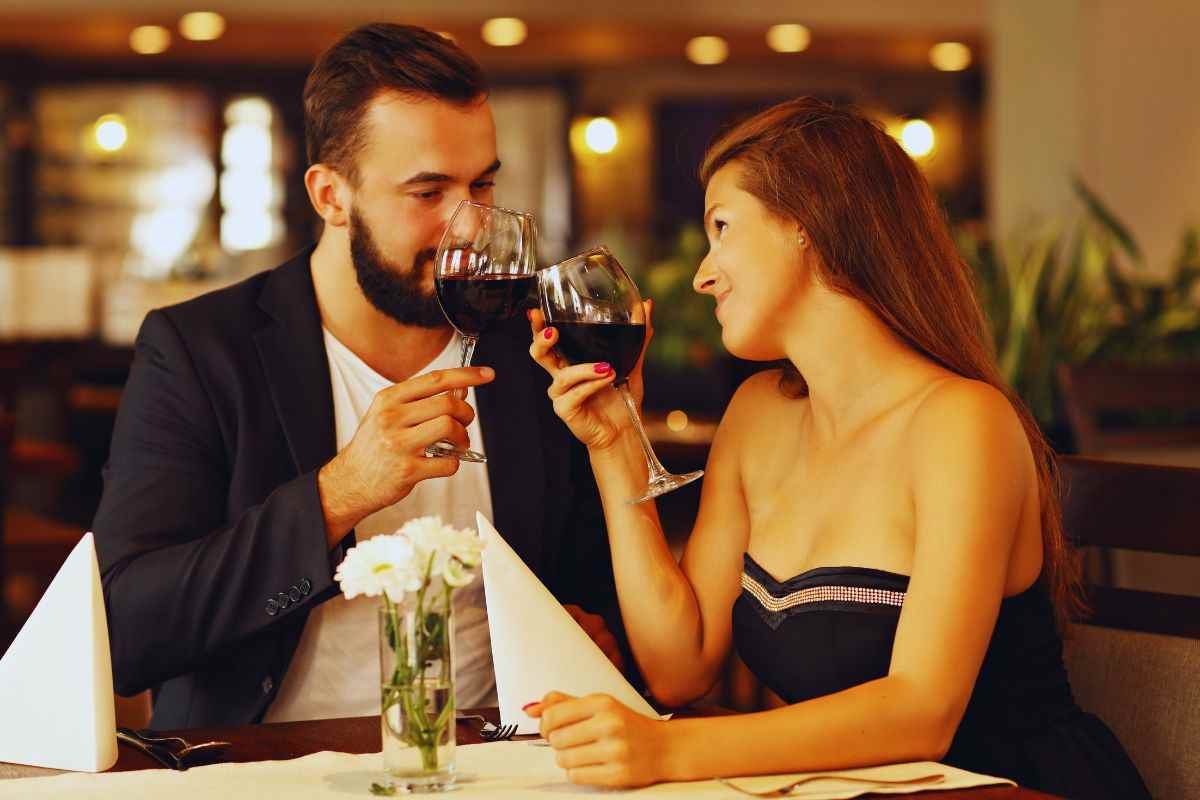 Coppia che brinda a cena