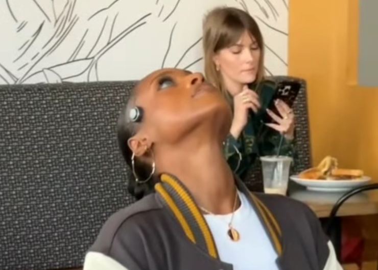 Influencer in ristorante che simula il funzionamento del nubbin