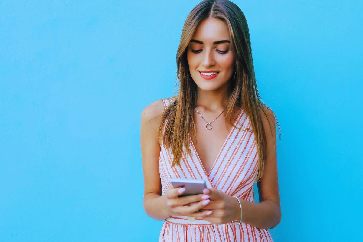 Donna che chatta con smartphone