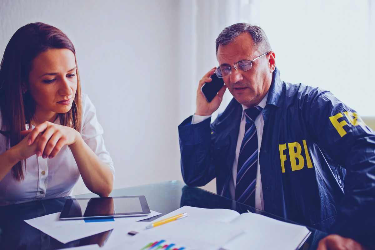 Agente FBI al telefono