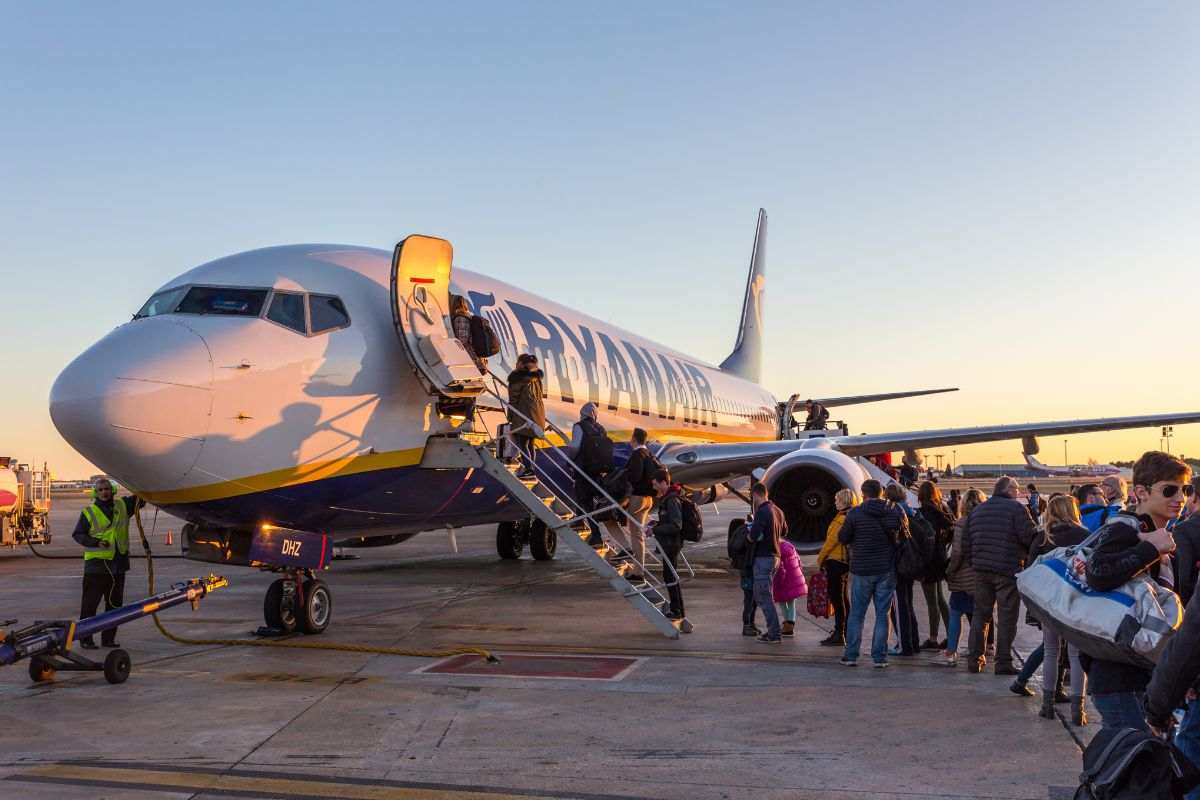 Passeggeri salgo a bordo dell'aereo