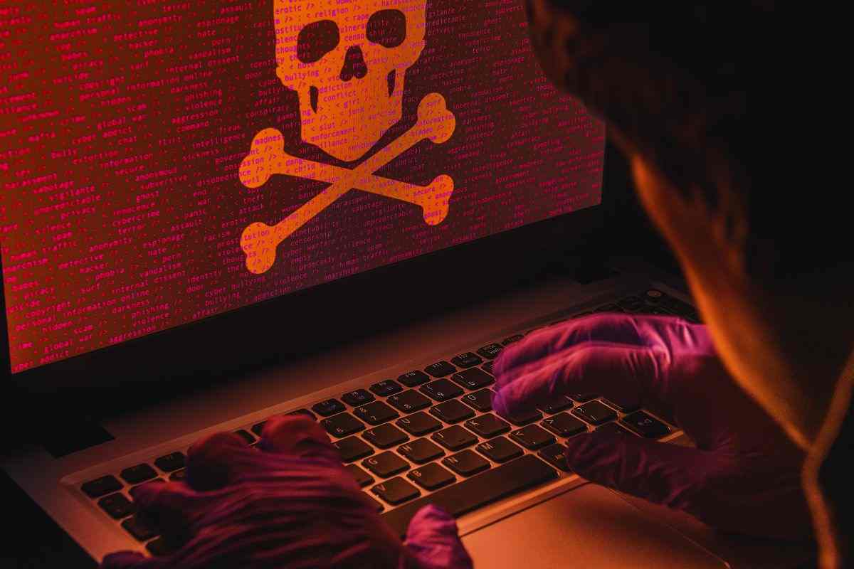 Persona al Pc che mostra su schermo il disegno di un teschio